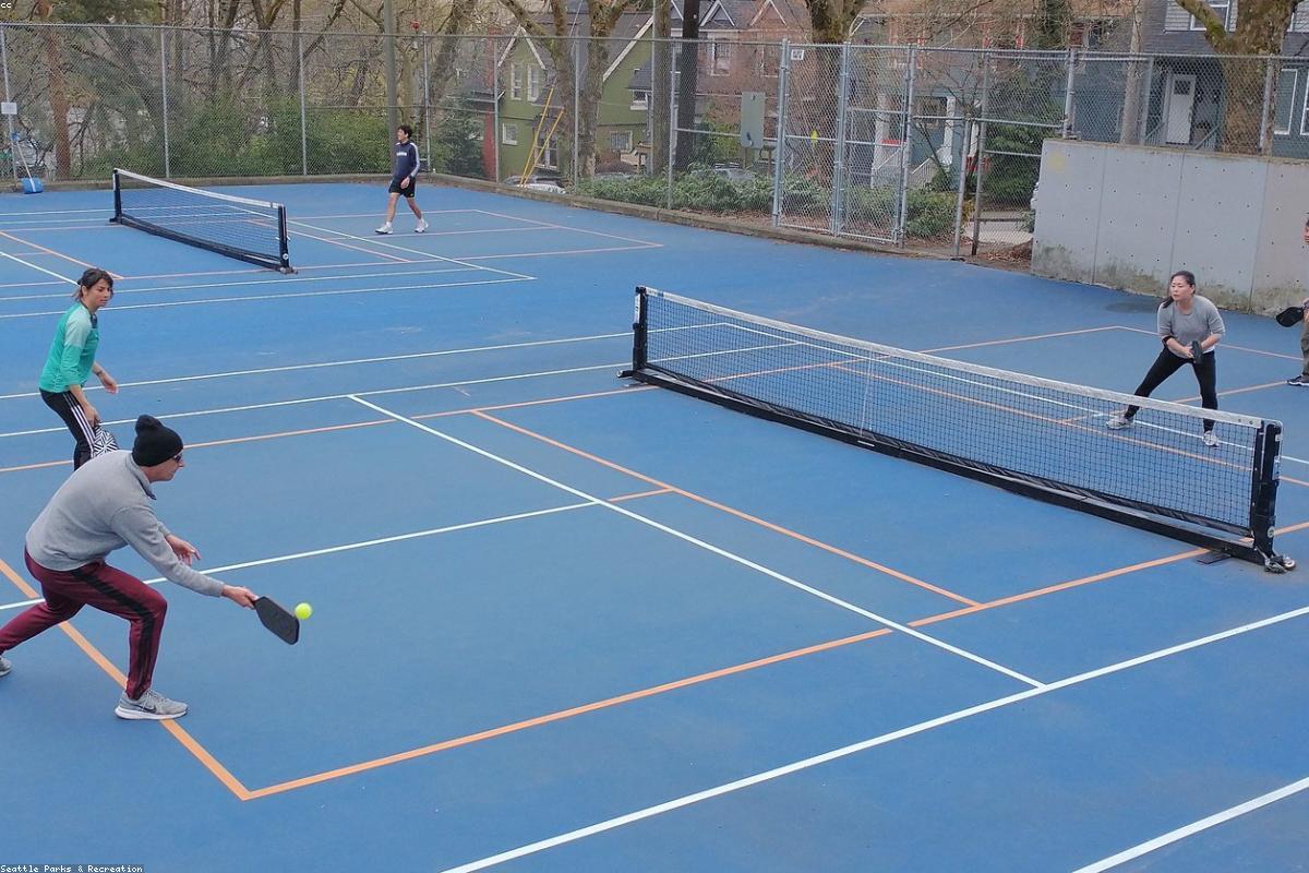 How to Choose a Pickleball Paddle: Beginner's Buying Guide 2026